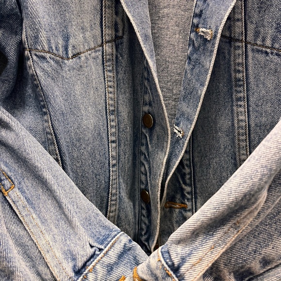 This light wash denim jacket is a vintage piece from the Jennifer Moore brand. - Picture 6 of 10